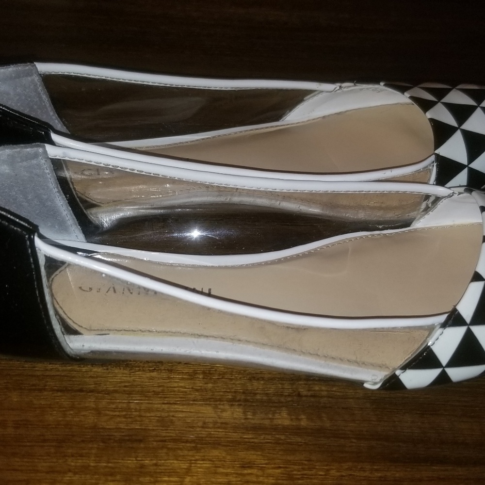 I'm selling Gianni Bini